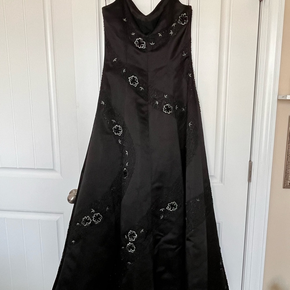 Donna Gray Double Spaghetti Strap‎ Black Evening Gown with Floral Beading Size 8